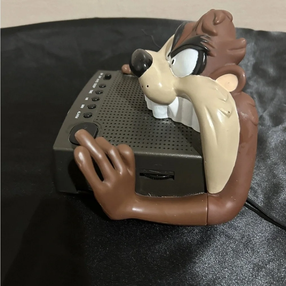 Vintage Warner Bros Taz Tazmanian Devil Westclox Alarm/Radio Clock 1997 RARE HTF